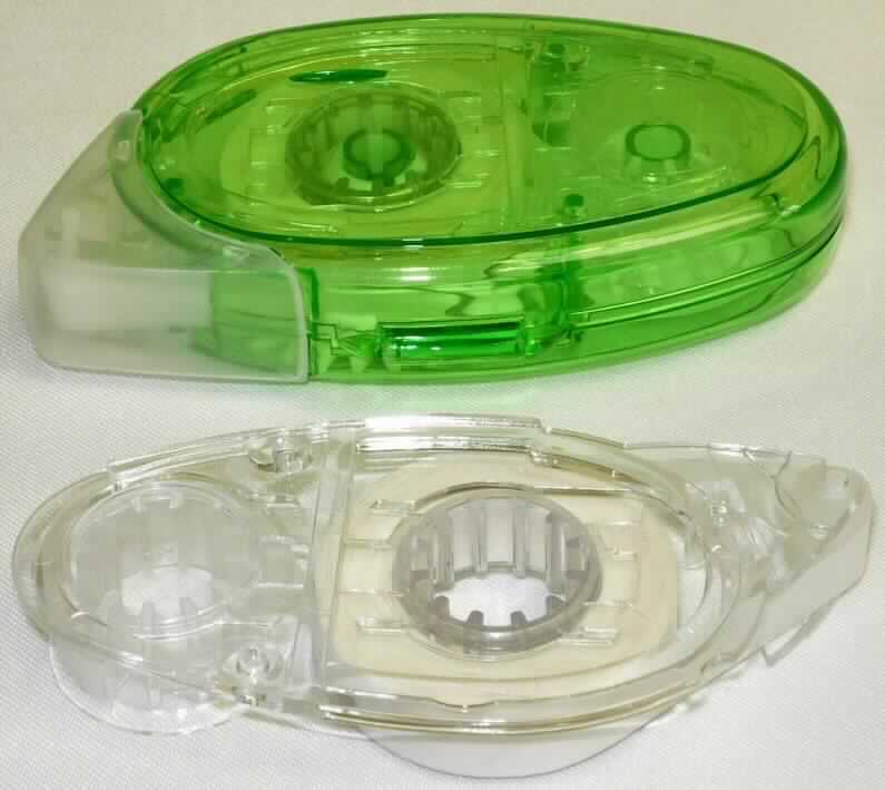 Angaben des Antragstellers:
Klebe-Roller und Klebe-Roller Nachfüller

Untersuchungsergebnis an einem Warenmuster:
Kleberoller bestehend aus einem weißen, beschichteten Trägerband auf dem sich ein transparenter Klebstofffilm befindet (Breite: ca. 8 mm). Der Film ist auf eine Spule aufgerollt und befindet sich mit einer zweiten, leeren Spule in einem transparenten Kunststoffgehäuse. Beim Klebevorgang wird der Klebstofffilm übertragen und das Trägerpapier auf die leere Spule aufgerollt. Der Klebe-Roller ist zusätzlich mit einem grünen Kunststoffgehäuse versehen. Sowohl der Klebe-Roller als auch der Nachfüller sind unmittelbar als Klebstoff zu verwenden.

Befund:
Es liegen zur Verwendung als Klebstoff geeignetes Erzeugnis in Aufmachung für den Einzelverkauf mit einem Gewicht des Inhalts von weniger als 1 kg der Position 3506 vor.
