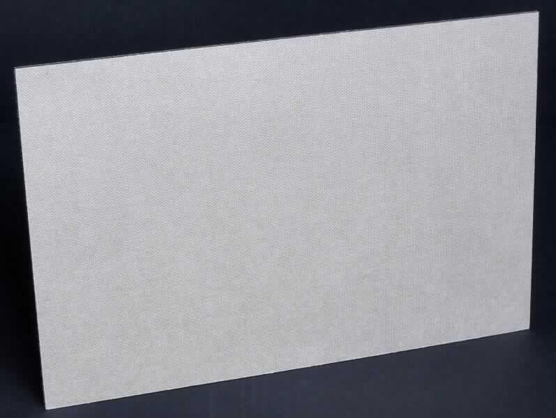 Nach dem vorgelegten Warenmuster und den ergänzenden Angaben der Antragstellerin handelt es sich um einen etwa 30 x 21 cm großen und etwa 0,3 cm dicken Probenabschnitt einer harten, maschinenglatten, mehrlagigen, gegautschten, graubraunen Pappe aus ungebleichtem, chemischem Halbstoff aus Holz (ganz aus Nadelholzzellstoff), im Sulfatverfahren aufgeschlossen, mit einem Quadratmetergewicht von etwa 3.770 g (nicht klimatisiert), einer erkennbaren Siebmarkierung, weder gestrichen noch überzogen oder getränkt. Nach den Angaben der Antragstellerin ist die Pappe in quadratischen oder rechteckigen Bogen, die ungefaltet auf einer Seite mehr als 36 cm und auf der anderen Seite mehr als 15 cm messen aufgemacht. 

Derartige Erzeugnisse gehören als "andere Kraftpappen, weder gestrichen noch überzogen, mit einem Quadratmetergewicht von 225 g oder mehr, ungebleicht, in quadratischen oder rechteckigen Bogen, die ungefaltet auf einer Seite mehr als 36 cm und auf der anderen Seite mehr als 15 cm messen" zum TARIC-Code 4804 5100 00.
