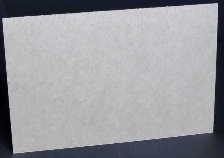 Nach dem vorgelegten Warenmuster und den ergänzenden Angaben der Antragstellerin handelt es sich um einen etwa 30 x 21 cm großen und etwa 0,1 cm dicken Probenabschnitt einer harten, maschinenglatten, mehrlagigen, gegautschten, graubraunen Pappe aus ungebleichtem, chemischem Halbstoff aus Holz (ganz aus Nadelholzzellstoff), im Sulfatverfahren aufgeschlossen, mit einem Quadratmetergewicht von etwa 1.280 g (nicht klimatisiert), einer erkennbaren Siebmarkierung, weder gestrichen noch überzogen oder getränkt. Nach den Angaben der Antragstellerin ist die Pappe in quadratischen oder rechteckigen Bogen, die ungefaltet auf einer Seite mehr als 36 cm und auf der anderen Seite mehr als 15 cm messen aufgemacht. 

Derartige Erzeugnisse gehören als "andere Kraftpappen, weder gestrichen noch überzogen, mit einem Quadratmetergewicht von 225 g oder mehr, ungebleicht, in quadratischen oder rechteckigen Bogen, die ungefaltet auf einer Seite mehr als 36 cm und auf der anderen Seite mehr als 15 cm messen" zum TARIC-Code 4804 5100 00.