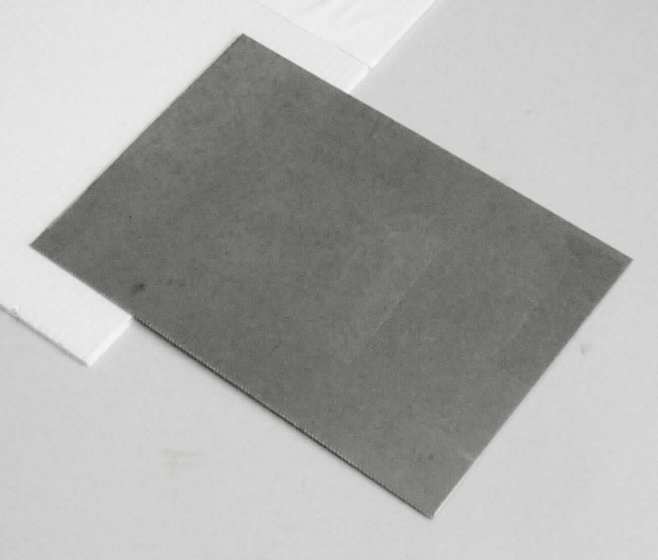 Kaltgewalztes Stahlblech

Bei der Ware handelt es sich um kaltgewalztes Stahlblech aus nicht legiertem Stahl in Rollen (Coils). Die Abmessungen betragen:
- Breite: 600mm - 2000 mm
- Dicke: 0,5 mm - 3,0 mm
Nach dem Kaltwalzen wird das Stahlblech zusätzlich gebeizt, geglüht und skinpassed, sowie an den Kanten durch Walzen abgerundet bzw. geriffelt.

Die Ware ist als flachgewalzte Erzeugnisse aus nicht legiertem Stahl, mit einer Breite von 600 mm oder mehr, kaltgewalzt, weder plattiert noch überzogen, mehr als nur kaltgewalzt, in den TARIC-Code 7209 9080 90 einzureihen.