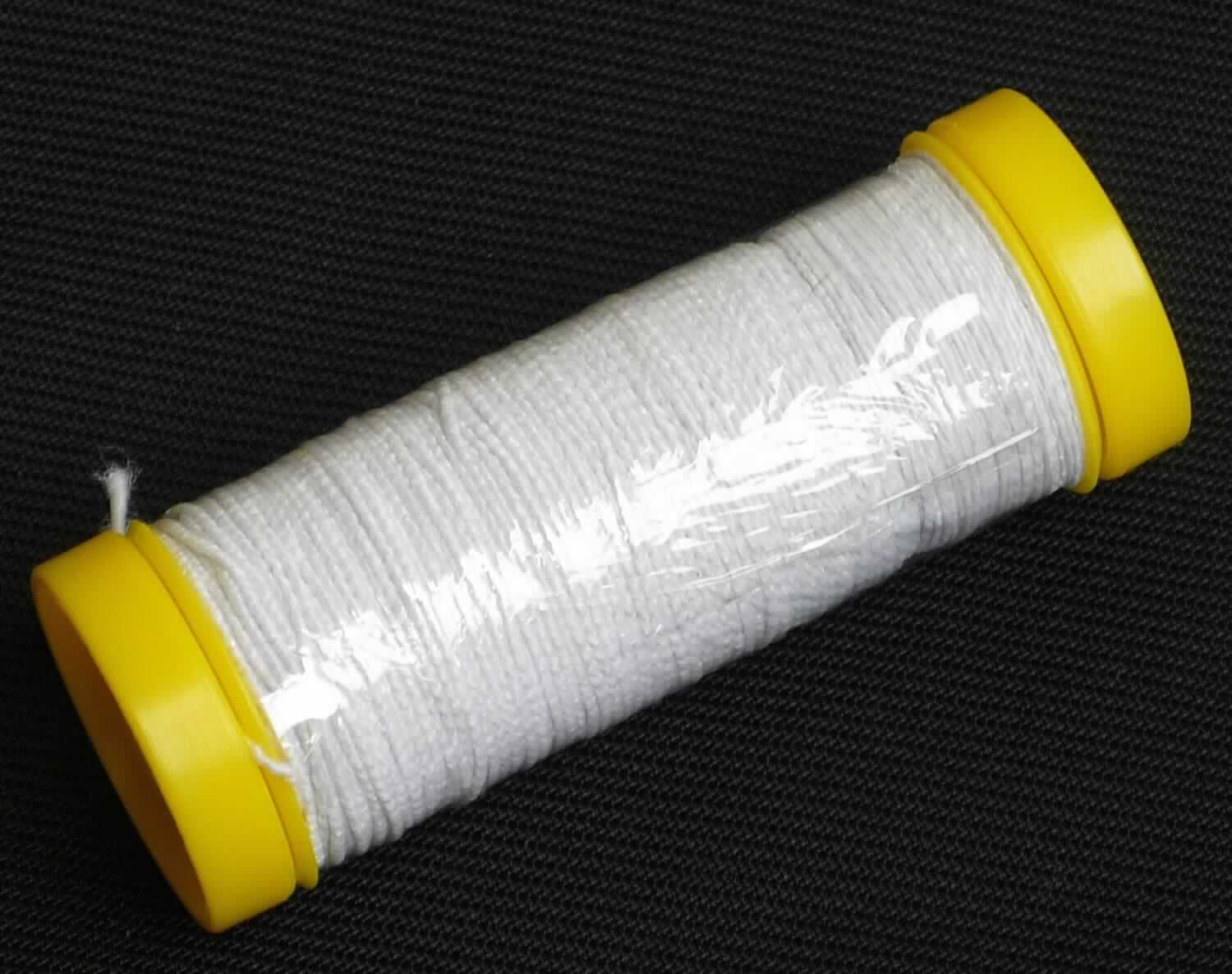 Faden, sog. Gummi-Nähfaden, Art. 520, Foto siehe Anlage,
- als Meterware auf einer Kunststoffspule, mit einer Länge von laut Antrag 10 m,
- bestehend aus einem Faden aus laut Antrag Elastodien (Kautschuk) mit einem Durchmesser von ca. 0,5 mm 
  (Kautschukfaden der Position 4007), vollständig mit Garnen aus laut Antrag Polyester (synthetische Spinnstoffe) 
  kreuzweise umwickelt (= überzogen); u. a. somit kein Nähgarn der Position 5401.

"Faden aus Kautschuk, mit einem Überzug aus Spinnstoffen"