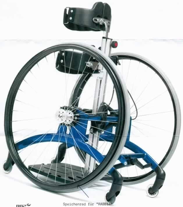 Speichenrad mit den Durchmessern von 22, 24 und 26 Zoll (22x1", 24x1", 26x1") und einer Spezialnabe aus Aluminium für eine Nabenbremse geeignet. Das jeweilige Speichenrad ist mit einem Polyurethanreifen versehen. Auf Grund der Abmessungen und des Reifens ist das Rad hauptsächlich für eine sog. Stehhilfe "RABBIT" verwendbar.

Die Ware wird als "erkennbares Teil, hauptsächlich zur Verwendung für Fahrzeugen für Behinderte der Position 8713 bestimmt" eingereiht.
