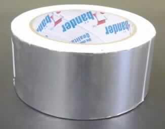 Aluminiumband

Bei dem als Aluminiumband bezeichneten Erzeugnis handelt es sich um ein silberglänzendes, metallisches Flacherzeugnis, aufgerollt auf einer Papprolle. Die Folie besteht laut Angaben aus Aluminium, ist einseitig selbstklebend und mit einem beschichteten Trennpapier versehen. Die Rolle wird in Längen von mehreren Metern und einer Breite von 50 mm gehandelt. Die Dicke einschließlich der Klebeschicht ohne Papierunterlage beträgt mehr als 0,021 mm und weniger als 0,2 mm. Verwendet wird das Erzeugnis zum Abkleben und Befestigen von aluminiumbeschichtetem Isoliermaterial.

Es handelt sich zolltariflich um eine selbstklebende Folie aus Aluminium, auf Unterlage, mit einer Dicke (ohne Unterlage) von 0,021 mm bis 0,2 mm.