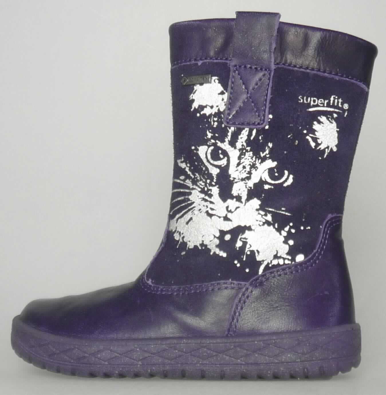 Freizeitstiefel (lt. Antrag: "Stiefelette Kinder, Art. 91-53", Foto siehe Anlage)
- mit Laufsohlen aus (lt. Antrag) Kautschuk; ohne Hauptsohle aus Holz,
- mit Oberteil aus Leder,
- seitlich verziert,
- mit Reißverschluss,
- ohne Metallschutz in der Vorderkappe,
- den Knöchel, jedoch nicht die Wade bedeckend,
- mit einer Länge der Innensohle von weniger als 24 cm.

"Schuhe mit Laufsohlen aus Kautschuk und Oberteil aus Leder, andere als in den UPos. 6403 1200 bis 
 6403 9105 genannte, den Knöchel, jedoch nicht die Wade bedeckend, mit einer Länge der Innensohle von 
 weniger als 24 cm"