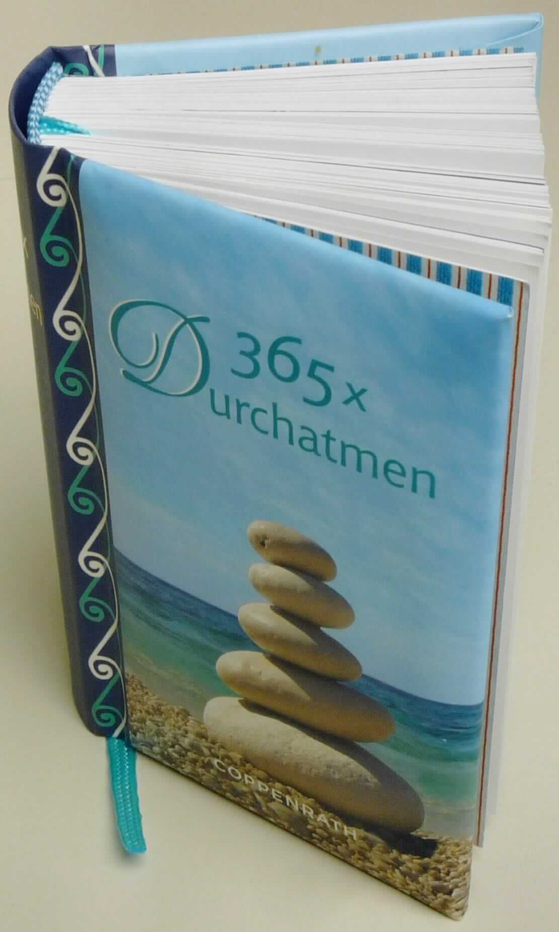 Es handelt sich nach dem vorgelegten Warenmuster um einen Kalender in Form eines mit Text und Abbildungen farbig bedruckten, gebundenen Buches mit wattiertem Einband (Format etwa 7,8 x 11,0 cm, Umfang 428 Seiten). Die einzelnen Seiten sind in der Kopfzeile jeweils mit einer Tageszahl und einem Monatsnamen sowie einer Weisheit, einem Sinnspruch oder einem Zitat und dem entsprechenden Namen des Zitatgebers / der Zitatgeberin bzw. der Quelle bedruckt. Daneben sind noch einige unbedruckte Seiten, die für Eintragungen von handschriftlichen Notizen bestimmt sind, enthalten. Am oberen Kapital ist ein türkisfarbenes, schmales Zeichenband aus Spinnstoffen befestigt, das zwischen die Buchseiten gelegt wird und so dem Auffinden der zuletzt aufgeschlagenen Seite dient. 

Abbildung siehe Anlage.

Derartige Waren gehören als "Kalender aller Art, bedruckt" zur Codenummer 4910 00 00 00 0 des Zolltarifs.