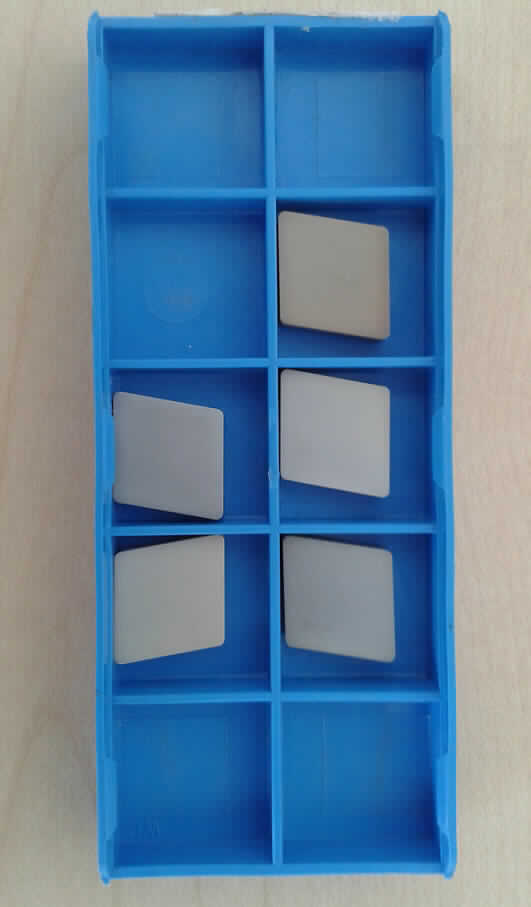 Keramische Ware zu technischen Zwecken, sog. Wendeschneidplatten Keramik für Werkzeugmaschinen,
Fotos siehe Anlage,
- harte, ungefasste Schneidkörper,
- in unterschiedlichen Abmessungen und Formen (siehe Foto),
- die Einreihung erfolgt anhand der vorgelegten Warenmuster (siehe Foto),
- aus anderen keramischen Stoffen als Porzellan,
- - laut Antrag aus Siliziumnitrid-Keramik mit polykristallinem Gefüge,
- nach vorheriger Formgebung keramisch gebrannt,
- laut Untersuchungsergebnis mit einer Mohsschen Härte von weniger als 9,
- zur Verwendung als Schneidkörper zur spanabhebenden Verarbeitung von Metallen.

"Keramische Ware zu technischen Zwecken, nicht aus Porzellan, mit einer Mohsschen Härte von weniger
 als 9, andere als in den Unterpositionen 6909 1900 15 bis 6909 1900 70 genannte"