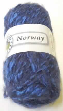 Garn (lt. Antrag: "Garn - Norway", siehe Foto)
- aus  80 GHT synthetischen Spinnfasern (70 GHT Polyacryl und 10 GHT Polyester) und 
  20 GHT Wolle,
- in Aufmachungen für den Einzelverkauf (Knäuel, mit einem Gewicht von 50 g),
- gezwirnt, 
- mit einer Z-Drehung als letzter Drehung (jedoch kein Nähgarn, da ohne Unterlage),
- mit einem Titer von ca. 5000 dtex (kein Bindfaden der Position 5607),
- meliert,
- kein Umwindungsgarn (Gimpe) der Position 5606