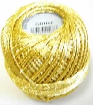 Maschengarn, sog. Handstrickgarn, Artikel Glitter, siehe beigefügtes Foto,
- lt. Untersuchungsergebnis:
-- mit einer Breite (in flachem Zustand) von ca. 1,5 mm,
-- aus Chemiefasern und metallisierten Streifen aus synthetischer Spinnmasse,
- als Meterware in einem Knäuel aufgemacht.