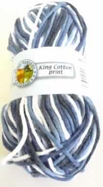 Garn (lt. Antrag: "Handstrickgarn - King Cotton print", siehe Foto)
- aus 50 GHT Baumwolle und 50 GHT synthetischen Spinnfasern (lt. Antrag: Polyacryl),
- in Aufmachungen für den Einzelverkauf (Knäuel, mit einem Gewicht von 50 g),
- gezwirnt, 
- mit einer S-Drehung als letzter Drehung (kein Nähgarn),
- mit einem Titer von 5263 dtex (kein Bindfaden der Position 5607),
- bedruckt