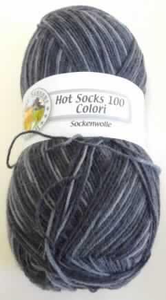 Garn (lt. Antrag: "Handstrickgarn - Hot Socks 100 colori", siehe Foto)
- aus ca. 75 GHT Wolle und 25 GHT synthetischen Spinnfasern (lt. Antrag: Polyamid),
- in Aufmachungen für den Einzelverkauf (Knäuel, mit einem Gewicht von 100 g),
- gezwirnt (in S-Drehung),
- mit einem Titer von 2380 dtex,
- nicht mit Metalldraht verstärkt (kein Bindfaden der Position 5607),
- bedruckt