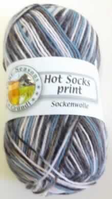 Garn (lt. Antrag: "Handstrickgarn - Hot Socks print 50g", siehe Foto)
- aus ca. 75 GHT Wolle und 25 GHT synthetischen Spinnfasern (lt. Antrag: Polyamid),
- in Aufmachungen für den Einzelverkauf (Knäuel, mit einem Gewicht von 50 g),
- gezwirnt (in S-Drehung),
- mit einem Titer von 2380 dtex,
- nicht mit Metalldraht verstärkt (kein Bindfaden der Position 5607),
- bedruckt