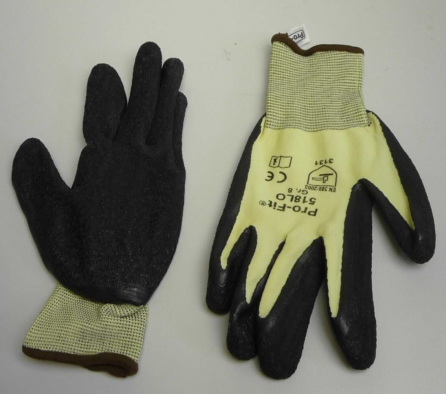 Fingerhandschuhe, sog. 5-Finger-Handschuh, Farbe Gelb/Schwarz, Größe 8, Foto siehe Anlage,
- paarweise in einem Plastikbeutel verpackt,
- als Fünffingerhandschuhe gearbeitet,
- aus buntgewirkten Gewirken aus laut Antrag Polyamid (synthetische Chemiefasern),
- abgepasst gewirkt,
- nachträglich mit Ausnahme des größten Teils der Stulpe, des Handrückens und Teilen der Fingerrückseiten
  einseitig (Außenseite) im Tauchverfahren mit laut Antrag Latex (Kautschuk, kein Zellkautschuk) überzogen,
- im Bereich des Handrückens bedruckt,
- mit einer elastischen Stulpe,
- am unteren Rand durch eine kontrastfarbene Überwendlichnaht gesäumt.

"Fingerhandschuhe, aus Gewirken, mit Kautschuk überzogen"