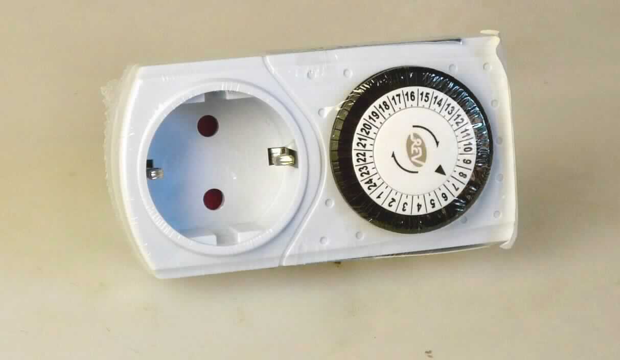 Es handelt sich um eine mechanische Zeitschaltuhr (Art. 0025010109),  im Wesentlichen bestehend aus:
- einem Drehkranz zum Einstellen der Schaltzeiten,
- einer im Gehäuse eingelassenen Schutzkontakt-Steckdose auf der Vorderseite,
- einem Schutzkontakt-Stecker auf der Rückseite und
- einem manuellen Einschalter an der Seite.
 
Die Ware dient dem automatischen Öffnen und Schließen des Stromkreises von an die Uhr angeschlossenen elektrischen Geräten (24-Stunden-Tagesprogramm, 48 Schaltzeiten pro Tag, kleinster Schaltabstand 30 Minuten; 230 V, 50 Hz, 16(2) A, max. 3680 W).

Die von einer durchsichtigen Kunststofffolie umschlossene Zeitschaltuhr ist als "Zeitschalter mit Uhrwerk, nicht für bestimmte Luftfahrzeuge" einzureihen.