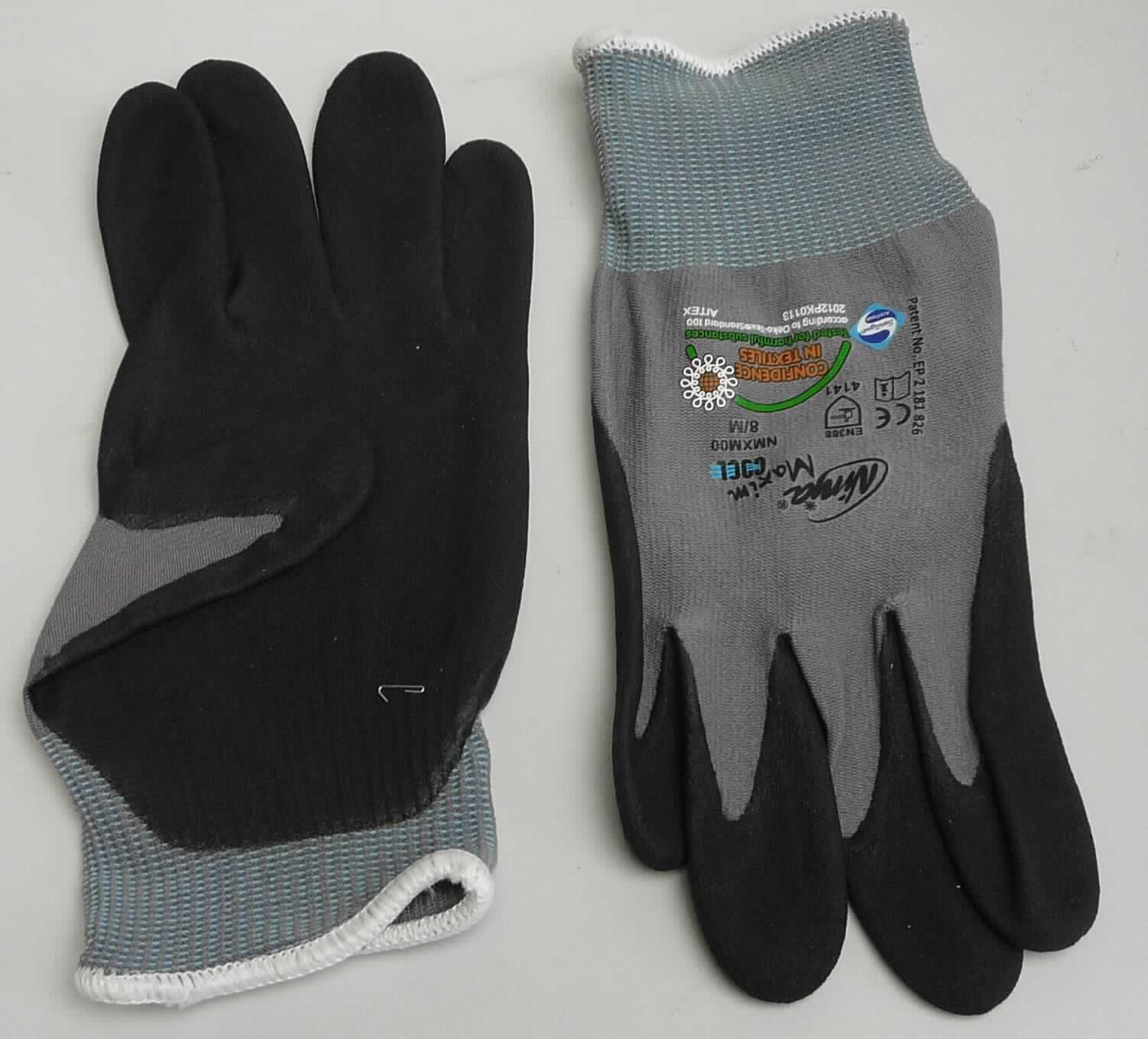 Fingerhandschuhe, sog. 5-Finger-Feinstrickhandschuh, Farbe Grau/Schwarz, Größe 8, Foto siehe Anlage,
- paarweise in einem Polybeutel verpackt,
- als Fünffingerhandschuhe gearbeitet,
- aus buntgewirkten Gewirken aus laut Antrag Polyamid (synthetische Chemiefasern),
- nachträglich mit Ausnahme des größten Teils der Stulpe, des Handrückens und Teilen der Fingerrückseiten
  einseitig (Außenseite) im Tauchverfahren mit laut Antrag Nitrilkautschuk (kein Zellkautschuk) überzogen,
- im Bereich des Handrückens bedruckt,
- mit einer elastischen Stulpe,
- am unteren Rand durch eine kontrastfarbene Überwendlichnaht gesäumt.

"Fingerhandschuhe, aus Gewirken, mit Kautschuk überzogen"