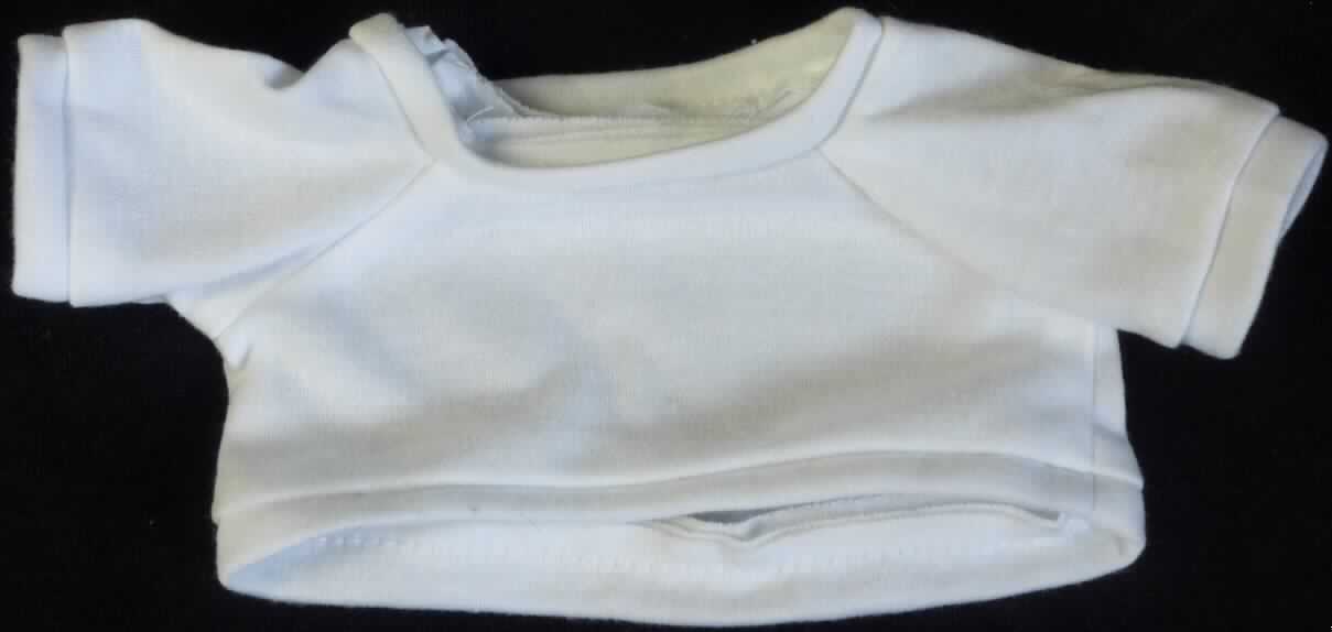 Es handelt sich um ein ca. 10 x 20 cm (HxB; Breite mit Ärmeln) großes, weißes T-Shirt aus Spinnstoff mit einem runden Halsausschnitt und kurzen Ärmeln. Der Kragenbereich, die Ärmelenden und der gerade, untere Rand des Shirts sind mit einem Bund ausgestattet.

Das T-Shirt ist aufgrund der Gestaltung erkennbar hauptsächlich als Zubehör für Puppen bestimmt. Eine mögliche Verwendung als Zubehör für Plüschtiere steht der Einreihung nicht entgegen. 

Die Ware dient der spielerischen Unterhaltung von Kindern mit Puppen.

Das Erzeugnis ist als "Zubehör für Puppen, nur Nachbildungen von Menschen darstellend" einzureihen.