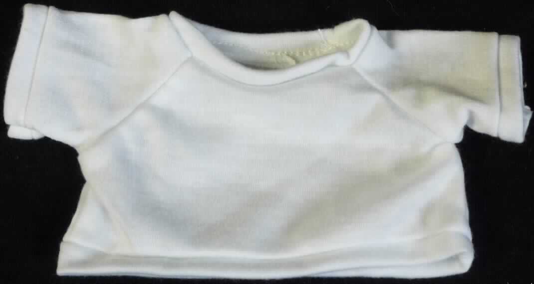 Es handelt sich um ein ca. 10 x 18 cm (HxB; Breite mit Ärmeln) großes, weißes T-Shirt aus Spinnstoff mit einem runden Halsausschnitt und kurzen Ärmeln. Der Kragenbereich, die Ärmelenden und der gerade, untere Rand des Shirts sind mit einem Bund ausgestattet.

Das T-Shirt ist aufgrund der Gestaltung erkennbar hauptsächlich als Zubehör für Puppen bestimmt. Eine mögliche Verwendung als Zubehör für Plüschtiere steht der Einreihung nicht entgegen. 

Die Ware dient der spielerischen Unterhaltung von Kindern mit Puppen.

Das Erzeugnis ist als "Zubehör für Puppen, nur Nachbildungen von Menschen darstellend" einzureihen.