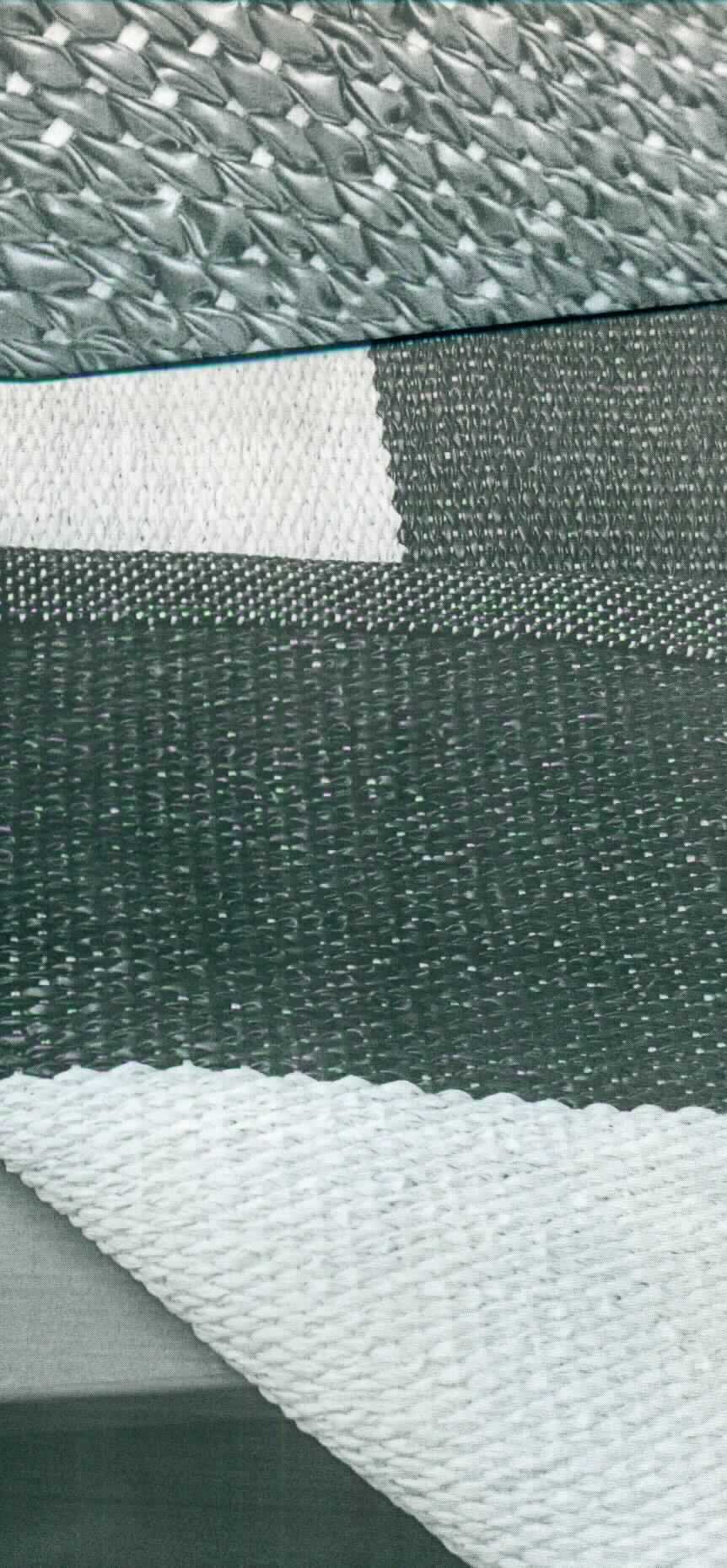 Teppich, sog. PVC-Webteppich, Foto siehe Anlage
- rechteckig; in den Abmessungen: ca. 112 cm x 63 cm,
- aus einem ca. 3,4 mm dicken, buntgewebten Gewebe, aus
-- flachen Röhrchen aus laut Antrag Polyvinylchlorid (synthetische Spinnmasse) mit einer augenscheinlichen 
    Breite von unter 5 mm (damit keine Ware des Kapitels 39),
-- Garnen aus laut Antrag Polyester (synthetische Chemiefasern),
- ohne Flor,
- an den Schmalseiten durch Umschlagen und Festnähen gesäumt (somit konfektioniert),
- kein Kelim, Sumak, Karamanie oder ähnlicher Teppich.

"Teppich aus synthetischen Spinnstoffen, gewebt, weder getuftet noch beflockt, konfektioniert, anderer als in der 
 Unterposition 5702 10 genannte, ohne Flor, anderer als in der Unterposition 5702 9210 genannte"