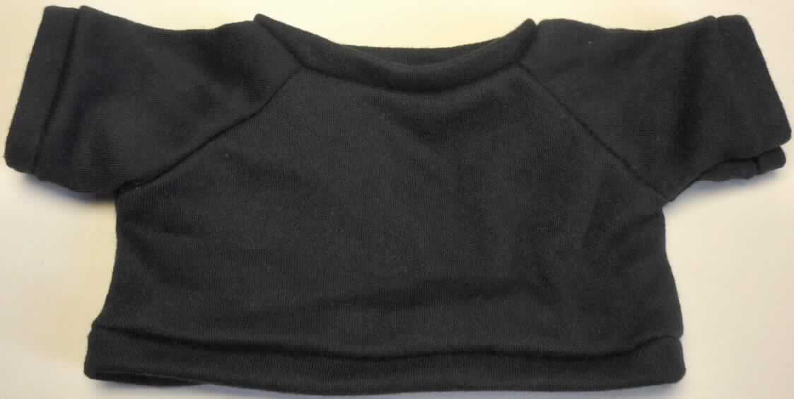 Es handelt sich um ein ca. 10 x 21 cm (HxB; Breite mit Ärmeln) großes, schwarzes T-Shirt aus Spinnstoff mit einem runden Halsausschnitt und kurzen Ärmeln. Der Kragenbereich, die Ärmelenden und der gerade, untere Rand des Shirts sind mit einem Bund ausgestattet.

Das T-Shirt ist aufgrund der Gestaltung erkennbar hauptsächlich als Zubehör für Puppen bestimmt. Eine mögliche Verwendung als Zubehör für Plüschtiere steht der Einreihung nicht entgegen. 

Die Ware dient der spielerischen Unterhaltung von Kindern mit Puppen.

Das Erzeugnis ist als "Zubehör für Puppen, nur Nachbildungen von Menschen darstellend" einzureihen.