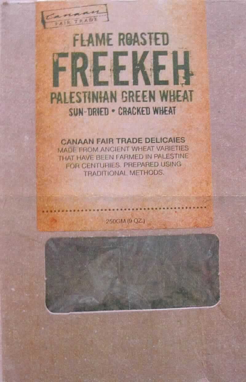 Grünkern

Antragsangaben:
Grünkern "Freekeh", sonnengetrocknet, 250 g Packung (Artikel-Nr.: PL2-19-009), aus Palästina, in EU-Bio-Qualität

Beschaffenheit des vorgelegten Warenmusters:
Überwiegend grünlich-braune, zum Teil auch schwärzliche, teils gebrochene Getreidekörner, Dinkelkörnern 
entsprechend, Geschmack: vorherrschend nach Getreide mit deutlichem Rauch- und zurücktretendem 
Röstaroma, in der Konsistenz leicht knusprig, original verpackt in Cellophanbeutel und Umkarton mit Sicht-
fenster; der ausschließlich Englisch-sprachige Aufdruck enthält Angaben zum Erzeugnis ("Flame Roasted 
FREEKEH - Palestinian Green Wheat - Sun dried - Cracked Wheat"), zu den Zutaten (Grüner Weizen), zur 
Füllmenge (250 g) und zur Zubereitung (zu 1 Tasse Freekeh 1 1/2 Tassen Wasser und 1 Teelöffel Salz 
hinzugeben, zum Kochen bringen, Hitze reduzieren und ohne Deckel 60 - 90 Minuten kochen lassen)

Kakao: nicht enthalten

Lebensmittel, durch Rösten von Getreide hergestellt, auf der Grundlage von Dinkel