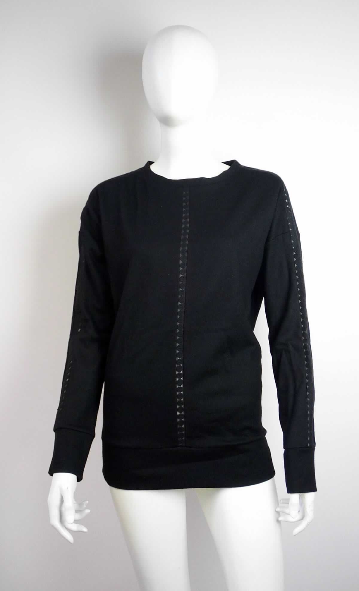 Pullover, sog. Shirt, Art. 526062/63012, in Erwachsenengröße, Foto siehe Anlage, 
- aus ca. 0,8 mm dicken, gerauten Gewirken aus laut Antrag 100 % Wolle,
- mit einem Stückgewicht von 262 g,
- über die Taille reichend (Rückenlänge: ca. 68 cm), 
- mit einem runden Halsausschnitt, mit einer Randeinfassung aus dem o. a. Gewirke,
- ohne Öffnung und ohne Verschluss,
- ohne Hinweise auf den Trägerkreis (unisex),
- mittig im Vorder- und Rückenteil sowie auf den Oberseite der Ärmel mit eingesetzten Borten aus Stickereien
  verziert,
- mit langen Ärmeln, an den Ärmelenden mit angesetzten, verengenden Bündchen,
- am unteren Rand mit einem angesetzten, leicht verengenden Bund, damit keine Ware der Position 6109.

"Pullover, aus Gewirken, aus Wolle, anderer als in der Unterposition 6110 1110 genannte, für Frauen"