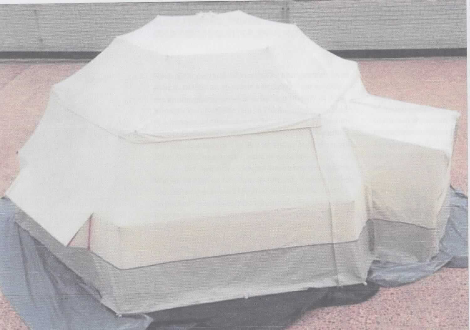 Zelt, sog. vorgefertigtes Gebäude (fliegender Bau) "Domo", Foto siehe Anlage,
- laut Antrag sind die textilen Teile in einfachen Gewebetaschen und sind alle Bestandteile in zwei Kisten aus 
  Pappe bzw. Sperrholz verpackt; noch nicht zusammengesetzt eingehend, mit Befestigungs- und Montagematerial,
- in Form eines Hexagons, mit den Abmessungen von laut Antrag 5,95 m (Länge) x 5,15 m (Breite) x 2,95 m (Höhe),
  mit Seitenlängen von 3 m; mit einem kuppelartigen Dach,
- mit einem Dach und Seitenwänden aus Geweben aus laut Antrag 100 % Baumwolle, im untersten Bereich der
  Seitenwände sowie mit einem Bodenteil aus augenscheinlich mit Kunststoff überzogenen Geweben der Position
  5903,
- mit einem Scherengestell aus laut Antrag Aluminium,
- mit zwei mittels Reißverschlüssen zu öffnenden "Fenstern" und zwei "Türen"; die "Fenster" sind laut Antrag 
  doppellagig gearbeitet und mit einer Innenlage in Form eines "Moskitonetzes" ausgestattet,
- durch Zusammenfügen konfektioniert,
- bildet einen geschlossenen Raum und erfüllt somit die Begriffsbestimmungen für ein Zelt,
- stellt sich aufgrund des verwendeten Materials der Seitenwände und des Dachs (textiles Gewebe, keine 
  festen/starren Materialien) nicht als vorgefertigtes Gebäude der Position 9406 dar,
- die Gewebe verleihen der Ware im Hinblick auf die Bedeutung in Bezug auf die Verwendung und den Umfang 
  ihren wesentlichen Charakter.

"Zelt aus Spinnstoffen, aus Baumwolle"