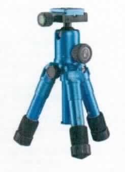 Bei dem als "mantona kaleido ocean blue metallic" (Art. 21184) bezeichneten Erzeugnis handelt es sich um eine aus mehreren Bestandteilen zusammengesetzte Ware. Sie besteht im Wesentlichen aus einem dreibeinigen Stativ aus Aluminium mit Schnellwechselplatte und Kugelkopf mit Libelle (Wasserwaage). Das höhenverstellbare Stativ (ca. 13,5 bis 49,5 cm) verfügt über ein 1/4 Zoll Gewinde für Fotokameras sowie eine Halterung für Smartphones.

Der Charakter der zusammengesetzten Ware wird im Hinblick auf die Verwendung durch das Stativ bestimmt. Das Stativ verfügt über mehrere Funktionen (Halterung von Kameras und Smartphones), so dass es innerhalb der Position 9620 in die zuletzt genannte der in Betracht kommenden Unterpositionen einzureihen ist. 

Das Stativ ist in einer passgenau gestalteten Tasche verpackt. Es wird als "Dreibeinstativ, nicht von der Unterposition (KN) 9620 0010 erfasst, aus Aluminium" eingereiht.