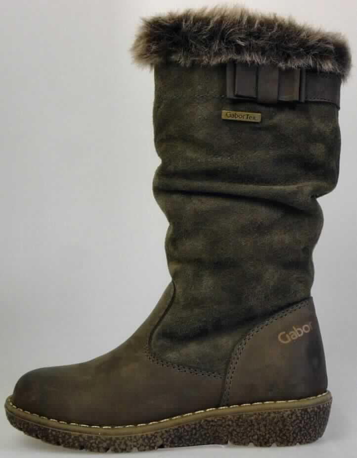 Freizeitstiefel (lt. Antrag: "Kinderschuh Art. 77 231 72, Größe: 28-35", Foto siehe Anlage)
- mit Laufsohlen aus (lt. Antrag) Kautschuk; ohne Hauptsohle aus Holz,
- mit Oberteil (geschlossenes Blatt) aus Leder (den größten Teil der Außenfläche bildend) und Spinnstoff,
- auf das Oberteil ist im Wadenbereich ein Stück aus Leder als Verstärkungsteil aufgesetzt,
- mit eingeklebtem, dickem Innenfutter aus Spinnstoff (Pelzfellimitat aus Plüschgewirken),
- seitlich mit Reißverschluss,
- ohne Metallschutz in der Vorderkappe,
- den Knöchel und die Wade bedeckend (über die dickste Stelle der Wade hinausreichend;
  Schafthöhe: ca. 18 cm bei Schuhgröße 25),
- mit einer Länge der Innensohle von weniger als 24 cm

"Schuhe mit Laufsohlen aus Kautschuk und Oberteil aus Leder, andere als in den UPos.
 6403 1200 bis 6403 9118 genannt, mit einer Länge der Innensohle von weniger als 24 cm"