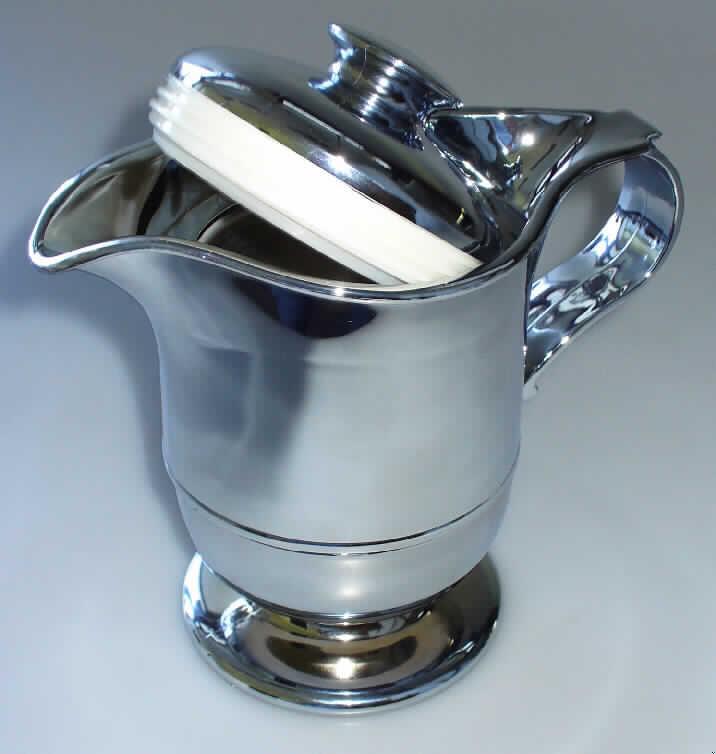 Bei der als "Thermosauciere" bezeichneten Ware handelt es sich um ein doppelwandiges, zylindrisches, ca. 16 cm hohes Gefäß aus verchromtem Kunststoff im Sinne der Anmerkung 1 zu Kapitel 39 mit Ausgießer auf einer Seite und mit einem Henkel an der anderen Seite. Das Erzeugnis ist mit einem Schraubdeckel mit Knauf sowie einem abschraubbaren, runden Fuß aus verchromtem Kunststoff versehen. Innen ist die Ware mit einem runden Einsatz (ca. 9 cm hoch, Durchmesser ca. 9 cm) aus mit Schaumkunststoff ummantelten Edelstahl (Antragstellerangabe) ausgestattet. 
Das Erzeugnis ist zur Verwendung bei Tisch bestimmt und dient zum Warmhalten und Servieren von Soßen. Es ist in einer Luftpolsterfolie und einem Pappkarton aufgemacht.
Im Hinblick auf die Bedeutung in Bezug auf die Verwendung sind der Kunststoff und das unedle Metall als gleichbedeutend anzusehen. Im Hinblick auf den Umfang bestimmt der Kunststoff den Charakter der Ware.

Die Sauciere gehört als "Artikel für den Tisch- oder Küchengebrauch aus Kunststoffen" zur Codenummer 3924 1000 00 0.