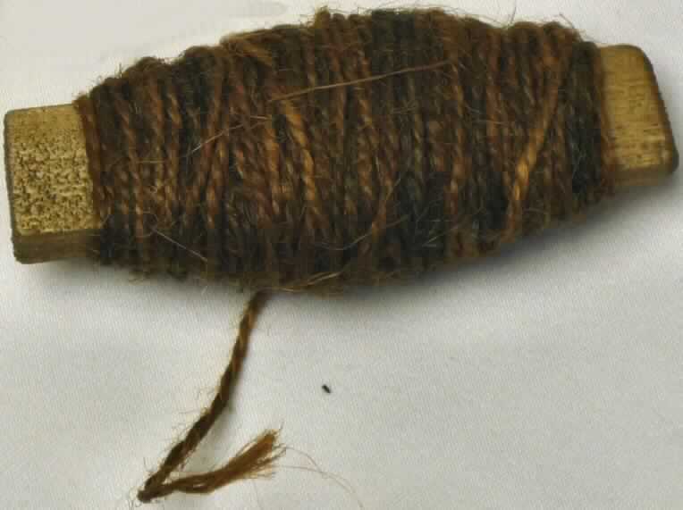 Garn, sog. Juteband, Artikel LA21267-4, Foto siehe Anlage,
- auf einer Unterlage (Stück Holz) aufgemacht, 
- laut Antrag:
-- aus Jute (pflanzlicher Spinnstoff), 
-- mit einer Länge von 10 Meter,
-- mit einem Titer von 7000 dtex (somit kein Bindfaden der Position 5607).
- gezwirnt, mit S-Drehung als letzter Drehung.

"Garn aus Jute, gezwirnt"