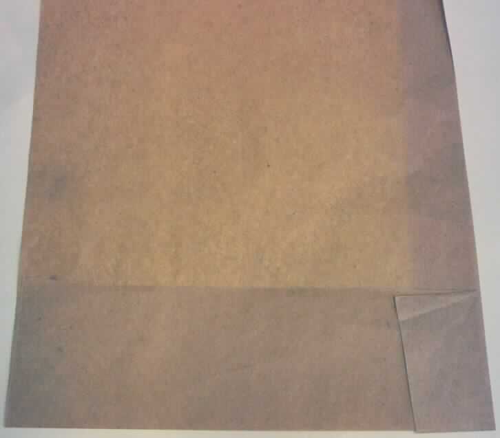 Bei dem als "Packseide in Bögen" bezeichneten Erzeugnis handelt es sich nach dem Untersuchungsergebnis um einseitig glattes, weder gestrichenes noch überzogenes Papier aus ungebleichtem chemischem Halbstoff aus Holz, mit einem auf die Gesamtfasermenge bezogenen Gehalt ans Sulfitzellstoff aus Holz von mehr als 40 GHT, einem Aschegehalt von weniger als 8 GHT und einem Berstdruckindex nach Mullen von mehr als 1,47 kPa x qm/g. Das Papier wird in Bogen eingeführt, die ungefaltet auf einer Seite  mehr als 36 cm und auf der anderen Seite mehr als 15 cm messen. 

Derartige Waren gehören als "andere Papiere und Pappen als die der in den Positionen 4801 bis 4804 genannten Art, weder gestrichen noch überzogen, in Bogen, nicht weiter bearbeitet als in Anmerkung 3 zu diesem Kapitel angegeben, kein Wellenpapier, kein Testliner, Sulfitpackpapier" zur Codenummer 4805 30 00 00 0 des Zolltarifs.