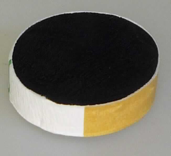 Synthetische Spinnfasern, sog. synthetische Monofile, Foto siehe Anlage,
- in Abschnitten zu 12,5 mm / 14,5 mm, die mit Kreppband umhüllt und so zu einem "Cookie" zusammengefasst 
  sind,
- aus laut Antrag Nylon (Polyamid),
- weder gekrempelt noch gekämmt, noch anders für die Spinnerei bearbeitet,
- aufgrund der Länge kein Monofil (Garn) der Position 5402 und aufgrund des Titers (laut Antrag 52 dtex) keine 
  Ware der Position 5404,
- dienen laut Antrag zur Herstellung von Mascara-Bürsten.

"Synthetische Spinnfasern, weder gekrempelt noch gekämmt noch anders für die Spinnerei bearbeitet, aus 
 Nylon"