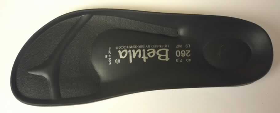 Fußbettbrandsohle (lt. Antrag "EVA-Fussbett", Foto siehe Anlage)
- in Form einer plastischen Nachbildung des Negativs einer Fußsohle,
- wird in den Schuh eingeklebt (damit keine Einlegesohle),
- aus (lt. Antrag) Kunststoff,
- nicht handgearbeitet

"Schuhteil (Fußbettbrandsohle), nicht handgearbeitet"