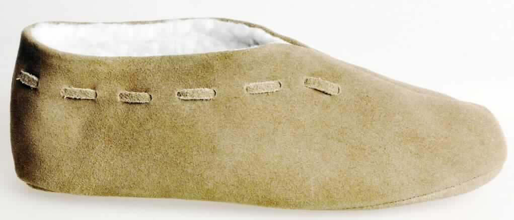 Hausschuhe (lt. Antrag: "Schuhe, Art. Nr.: 13721", Foto siehe Anlage)
- mit Laufsohlen aus Leder; ohne Hauptsohle aus Holz, 
- mit Oberteil (geschlossenes Blatt) aus Leder,
- auf dem Oberteil an der Einschlupföffnung mit einem durchgezogenen Lederband verziert, 
- mit Futter aus Wirkplüsch,
- ohne Metallschutz in der Vorderkappe

"Pantoffeln mit Laufsohlen und Oberteil aus Leder, andere als in den UPos. 6403 1200 00
 bis 6403 5939 99 genannt"