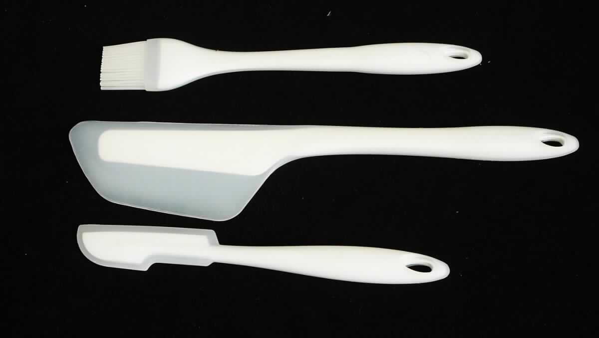 Bei der als "3-teiliges Backhelferset" bezeichneten Ware handelt es sich um eine Warenzusammenstellung in Aufmachung für den Einzelverkauf (Blisterverpackung), bestehend aus einem ca. 27 cm langen Backpinsel (Ware der Position 9603) sowie einem ca. 24 cm langen Spatel und einem 34 cm langen Teigschaber aus Kunststoffen (Waren der Position 3924).

Der Spatel und der Teigschaber bestehen charakterverleihend aus einer rechteckigen Funktionslaffe (= arbeitendes Teil) mit einem Kern aus farbigem Polyamid/Nylon, der vollständig mit transparentem Silikon ummantelt ist) und einem Stiel mit Aufhängeöse aus Kunststoffen

Die Erzeugnisse werden üblicherweise als Küchenhelfer beim Backen verwendet.

Im Hinblick auf den Umfang bestimmen die Küchenartikel aus Kunststoffen den Charakter der Warenzusammenstellung.

Das sog. Backhelferset ist als "Haushaltsartikel aus Kunststoffen, Polyamid enthaltender Küchenartikel, mit Herkunft China bzw. Hongkong" einzureihen.
