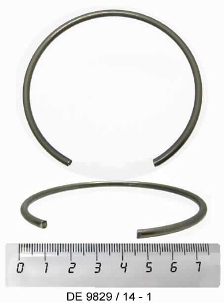 Es handelt sich um nicht geschlossene, ringförmige Erzeugnisse aus Stahldraht ohne Gewinde. Die sog. Sprengringe dienen als Ringsicherungen (Circlips). Sie werden in eine Nut am Luftfedertopf eines Kraftfahrzeugs angebracht und verhindern das Verschieben des Dämpferlagerdeckels gegen den Luftfedertopf. 
- Antragstellerangaben -
Abmessungen (Durchmesser): ca. 73 mm.

Abbildung siehe Anlage.

Derartige Erzeugnisse gehören als "Splinte und Keile aus Stahl" zum TARIC-Code 7318 2400 90.