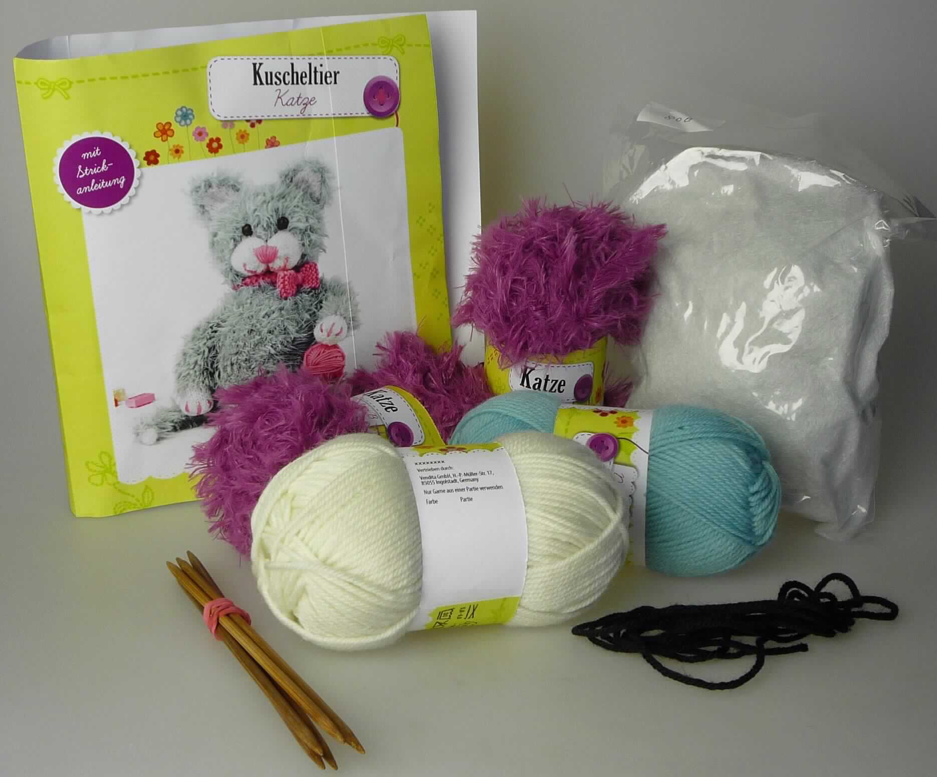 Handarbeitsset, sog. SB-Pack Kuscheltiere zum Selberstricken-Katze, Foto siehe Anlage,
- Warenzusammenstellung, bestehend aus Garnen, Häkelnadeln und Füllmaterial,
- lt. Antrag gemeinsam in einem Polybeutel mit einem mit Strickanleitung und Bildern bedruckten Pappeinleger für 
  den Einzelverkauf aufgemacht und zur Befriedigung eines speziellen Bedarfs zusammengestellt,
- Garne:
-- zwei "Knäuel" und ein "Strang", sog. Handstrickgarn CLAIRE:
--- laut Antrag aus 100 % Polyester,
--- gezwirnt, mit einer S-Drehung als letzter Drehung,
--- mit einem Titer von ca. 4850 dtex,
--- lt. Antrag mit einem Gewicht von 50 g je "Knäuel" bzw. mit einer Länge des "Stranges" von 2 m,
-- zwei "Knäuel", sog. Handstrickgarn SARAH:
--- als Meterware, laut Antrag in einem Knäuel, mit einer Länge von ca. 69 m,
--- in Wirktechnik hergestellt,
--- aus synthetischen Chemiefasern (laut Antrag aus 100 % Polyester),
--- mit einem Gewicht von 50 g je "Knäuel",
--- stellt sich als Chenillegarn der Position 5606 dar,
- fünf Stricknadeln:
-- zum Handgebrauch, 
-- lt. Antrag aus Bambus, 
-- mit einem Durchmesser von laut Antrag 4 mm,
- Füllmaterial:
-- in einem Polybeutel eingeschweißt,
-- laut Antrag aus Watte,
- soll laut Antrag zum Stricken eines Kuscheltiers verwendet werden,
- insbesondere im Hinblick auf den Wert verleihen die Chenillegarne der Warenzusammenstellung ihren 
  wesentlichen Charakter.

"Chenillegarne"