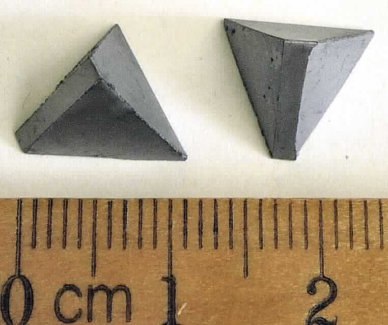Sog. Bohrzähne

- tetraederförmig, Abmessungen 10 x 9,5 x 8,4 

- zu 90 % aus Wolframcarbid mit 6 - 10 % Cobalt als Bindemittel (= Cermets) bestehend

- zur Verwendung in Bohrköpfen oder Schneidwerkzeugen durch dortiges Einbringen in 
  eine Matrix aus einer Nickelbasislegierung oder Neusilberlot

lt. Antagstellerangaben