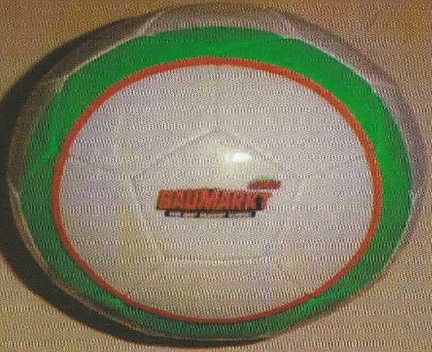 Es handelt sich um eine lediglich durch Beschreibung und Foto veranschaulichte Ware, einen -lt. Angaben des Anmelders- im Umfang ca. 68 cm, im Durchmesser ca. 22 cm großen Fußball, der mit Fünfeck-Sechseck-Mustern (Kantenlänge 4,5 cm) versehen ist. Der Ball ist aufblasbar (Luftinnendruck lt. Angaben des Anmelders: ca. 0,3 bar), 
besteht lt. Angaben des Anmelders aus PVC (Kunststoff) und ist mit einem "BAUMARKT"- Logo bedruckt.

Der Ball ist als "Ausrüstungsgegenstand für den Fußballsport, aufblasbarer Ball, in Kapitel 95
anderweit weder genannt noch inbegriffen" einzureihen.