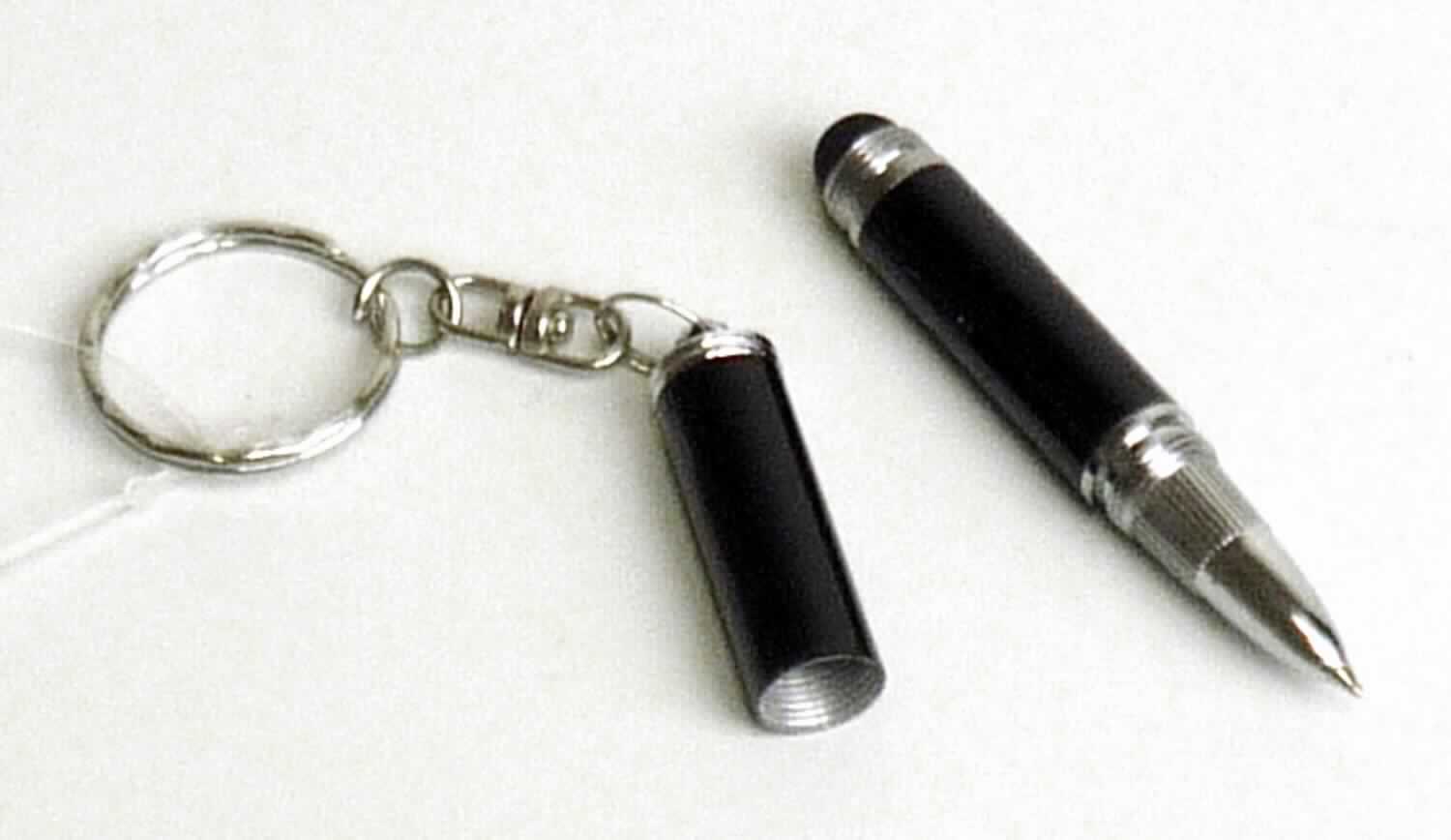 Bei der Ware "Schlüsselanhänger, Artikel 69/0033" handelt es sich um eine zusammengesetzte Ware, bestehend aus einem Schlüsselanhänger in Form eines Rings aus Metall und einem etwa 7,0 cm langen schwarzen, mit einer Verschlusskappe zugeschraubten Kugelschreiber (charakterbestimmend in Hinblick auf den Wert und Verwendung).
Der Ring ist durch eine Öse mit der Verschlusskappe des Kugelschreibers verbunden. 

Die Ware ist als "Kugelschreiber, nicht mit flüssiger Tinte, mit auswechselbarer Mine" einzureihen.