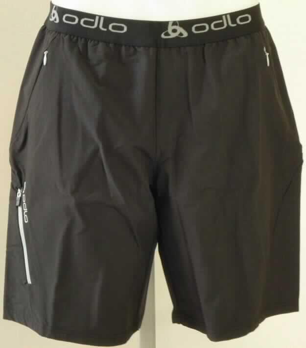Kurze Hose, sog. Shorts MF Speed Light, Art. 525072, Größe 52, Foto siehe Anlage,
- aus ca. 0,4 mm dicken, einfarbigen Geweben aus laut Antrag 80 % Polyamid und 20 % Elasthan (beides 
  synthetische Chemiefasern),
- in der Taille abschließend, mit einem elastischen Taillenbund aus buntgewebten Geweben,
- unterhalb des Taillenbundes mit einer angedeuteten Patte ohne Eingriffsmöglichkeit (Verschlussattrappe); 
  ohne Öffnung und ohne Verschluss; ohne Hinweise auf den Trägerkreis (unisex),
- mit weiten, kurzen Hosenbeinen, die nicht die Knie bedecken (Seitenlänge: ca. 48 cm),
- mit drei eingesetzten Taschen mit Reißverschluss,
- an den Beinabschlüssen durch Umschlagen und Festnähen gesäumt.

"Kurze Hose, aus Geweben, für Frauen, aus synthetischen Chemiefasern, nicht nach dem Batik-Verfahren 
 handbedruckt"