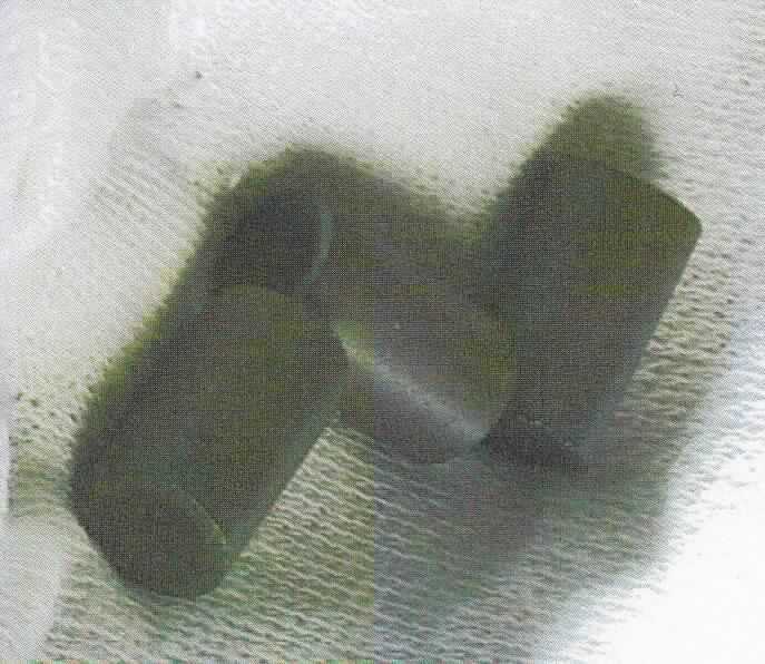 Brennstofftabletten (Brennstoffpellets) aus Urandioxid (UO2)

Bei der Ware handelt es sich nach den Angaben um Urandioxid in Form verpresster und gesinterter zylindrischer Körper, mit einem Durchmesser von ca. 8 - 10 mm und einer Länge von ca. 10 - 13 mm. Die Stirnseiten sind in der Regel konkav geformt.

Die Brennstofftabletten dienen zur Herstellung von Brennstäben für die Fertigung von Brennelementen für Kernreaktoren.

Die Ware ist als Verbindung von an U 235 angereichertem Uran in die Unterposition 2844 2035 der Kombinierten Nomenklatur einzureihen.