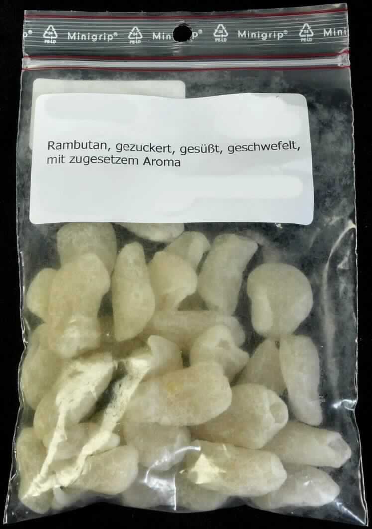 Rambutan, zubereitet.

Antragsangaben: zum menschlichen Verzehr geeignete Rambutan, getrocknet, gezuckert, geschwefelt, mit zugesetztem Aroma (hier: Litschigeschmack). Zutaten: Rambutan, Zucker, Zitronensäure (E 330), Aroma, Schwefeldioxid (E 220). Gesamtzuckergehalt: 72-78 %, davon zugesetzter Zucker: max.48 %. Herstellung: Die vorbereiteten Früchte werden in eine Zuckerlösung eingelegt und anschließend getrocknet. Aufmachung: in 20 kg-Kartons mit vier Innenbeuteln à 5 kg.

Beschaffenheit der vorgelegten Warenprobe: gelbliche Früchte bzw. Fruchtstücke mit weißen, pudrigen Anhaftungen. Geschmack: süß, leicht sauer, fruchtig, nach Litschi.
Alkoholzusatz (gemäß Angabe): nicht enthalten. Zugesetzter Zucker i. S. der ZAnm 3, 2. Anstrich zu Kap 20 i. V. m. der ZAnm 2 a), 1. Anstrich zu Kap 20 (gemäß Angabe): enthalten.

Die Früchte wurden einer osmotischen Entwässerung unterzogen. Sie sind somit über das in Kapitel 08 des Zolltarifs inbegriffene Maß hinausgehend zubereitet.

Früchte, Nüsse und andere genießbare Pflanzenteile, in anderer Weise zubereitet oder haltbar gemacht, auch mit Zusatz von Zucker, anderen Süßmitteln oder Alkohol, anderweit weder genannt noch inbegriffen, andere als in den Unterpositionen 2008 1110 bis 2008 9948 der KN genannt, andere.