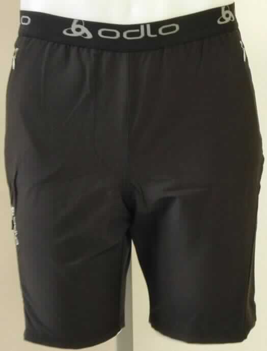 Kurze Hose, sog. Shorts MF Speed Light, Art. 525071, Größe 36, Foto siehe Anlage,
- aus ca. 0,4 mm dicken, einfarbigen Geweben aus laut Antrag 68 % Polyamid und 32 % Elasthan (beides 
  synthetische Chemiefasern),
- in der Taille abschließend, mit einem elastischen Taillenbund aus buntgewebten Geweben,
- unterhalb des Taillenbundes mit einer angedeuteten Patte ohne Eingriffsmöglichkeit (Verschlussattrappe); 
  ohne Öffnung und ohne Verschluss; ohne Hinweise auf den Trägerkreis (unisex),
- mit weiten, kurzen Hosenbeinen, die nicht die Knie bedecken (Seitenlänge: ca. 46 cm),
- mit drei eingesetzten Taschen mit Reißverschluss,
- an den Beinabschlüssen durch Umschlagen und Festnähen gesäumt.

"Kurze Hose, aus Geweben, für Frauen, aus synthetischen Chemiefasern, nicht nach dem Batik-Verfahren 
 handbedruckt"