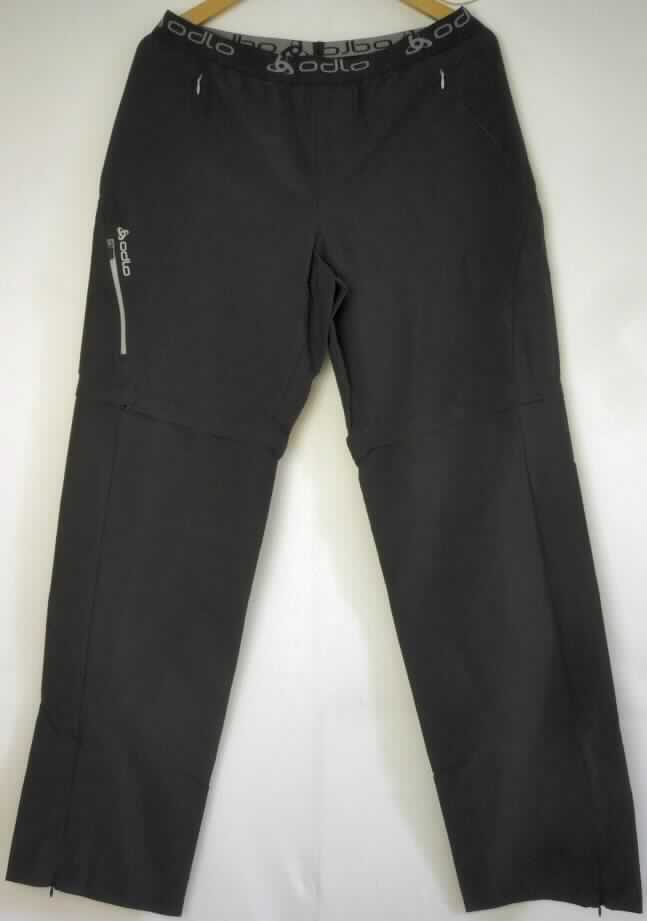 Lange Hose, sog. Pants MF Speed Light, Art. 525062, Größe 52, Foto siehe Anlage,
- aus ca. 0,4 mm dicken, einfarbigen Geweben aus laut Antrag 94 % Polyamid und 6 % Elasthan (beides 
  synthetische Chemiefasern),
- in der Taille abschließend, mit einem elastischen Taillenbund aus buntgewebten Geweben,
- unterhalb des Taillenbundes mit einer angedeuteten Patte ohne Eingriffsmöglichkeit (Verschlussattrappe); 
  ohne Öffnung und ohne Verschluss; ohne Hinweise auf den Trägerkreis (unisex),
- mit langen Hosenbeinen, die oberhalb der Knie durch einen Reißverschluss abgetrennt werden können; somit 
  kann die Hose auch als kurze Hose getragen werden,
- mit drei eingesetzten Taschen mit Reißverschluss,
- an beiden Seiten mit einem vom Beinabschluss ausgehenden, ca. 25 cm hoch reichenden Reißverschluss; 
  an den Beinabschlüssen durch Umschlagen und Festnähen gesäumt,
- keine Arbeits- und Berufskleidung.

"Lange Hose, aus Geweben, für Frauen, aus synthetischen Chemiefasern, keine Arbeits- und
 Berufskleidung, nicht nach dem Batikverfahren handbedruckt"