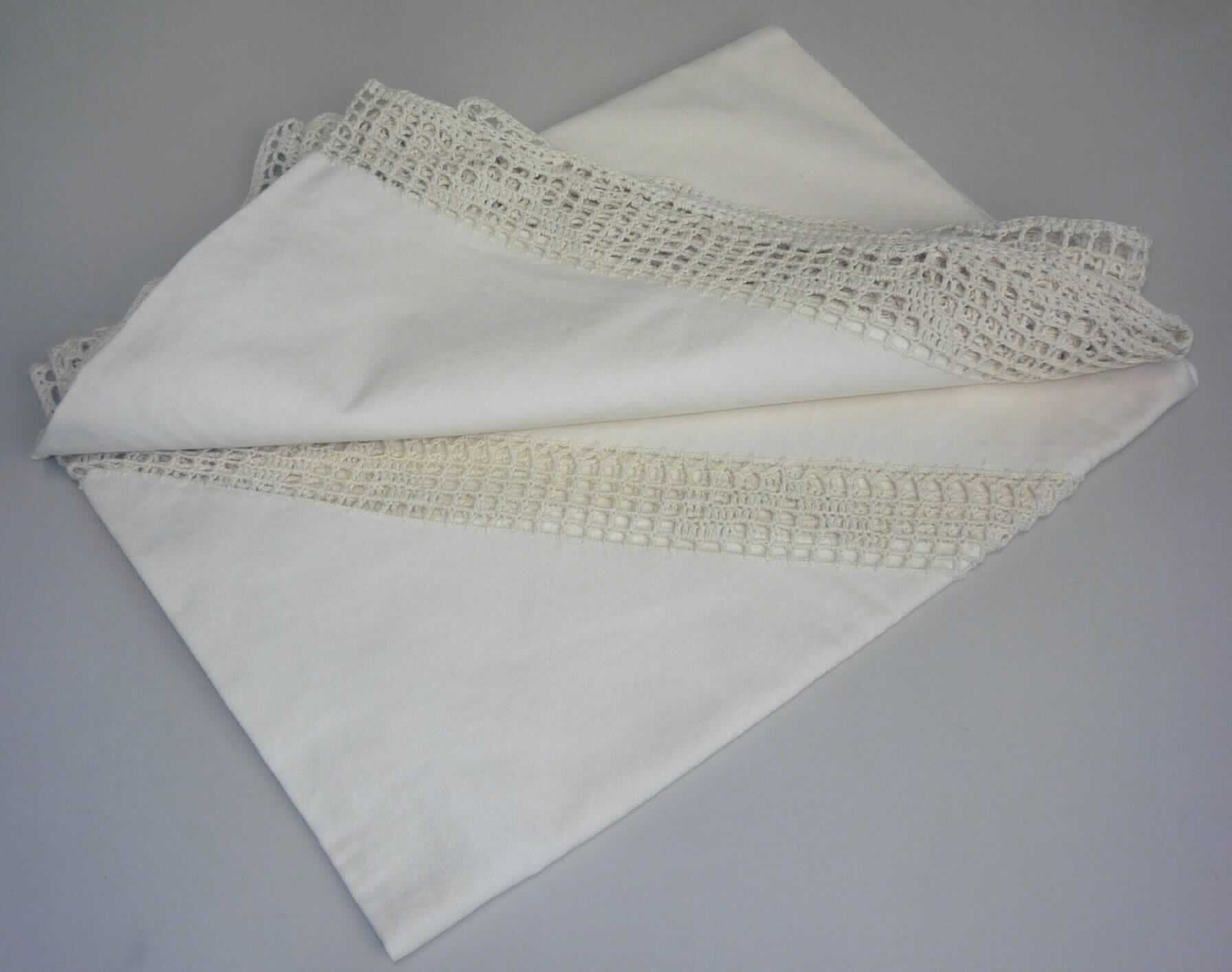 Tischwäsche, sog. Häkeltischdecke, Art. 287764 / Modell 2, Foto siehe Anlage,
- rechteckig, laut Antrag mit den Abmessungen: 130 cm x 170 cm,
- aus einem ca. 0,7 mm dicken, einfarbigen Gewebe aus laut Antrag 100 % Baumwolle,
- an den Rändern gesäumt (somit konfektioniert),
- am Rand mit einer sog. Bordüre und in der Mitte mit einer sog. Häkelarbeit aus bis zu 2,2 mm dicken, einfarbigen,
  gehäkelten Gewirken aus laut Antrag 100 % Baumwolle,
- wird laut Antrag üblicherweise gewaschen und kennzeichnet sich aufgrund des Materials und des 
  Verwendungszwecks als Tischwäsche,
- im Hinblick auf den Umfang, den Wert und den Verwendungszweck ist das Gewebe charakterbestimmend, 
  somit keine Ware der Unterposition 6302 40.

"Tischwäsche, aus Spinnstoffen, aus Gewebe, aus Baumwolle, nicht nach dem Batik-Verfahren handbedruckt"