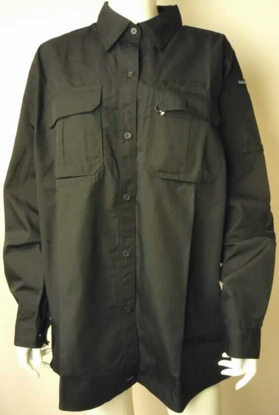 Jacke, sog. Womens Tactical Shirt LS, Art. 92TS01, Größe 2XL, Foto siehe Anlage,
- aus ca. 0,3 mm dicken, einfarbigen Geweben aus laut Antrag 65 % Polyester (synthetische Chemiefasern) und 
  35 % Baumwolle,
- ungefüttert, 
- über den Schritt reichend (Rückenlänge: ca. 81 cm),
- mit einem Umlegekragen,
- vorn mit einer durchgehenden Öffnung mit Knopfverschluss von rechts über links (Frauenkleidung), 
- mit langen Ärmeln, mit manschettenartigen Abschlüssen mit Knopfverschluss,
- mit zwei aufgesetzten Brusttaschen mit Klettverschluss und Patte sowie mit einer eingesetzten Tasche mit 
  Reißverschluss unterhalb der Taille (damit keine Hemdbluse der Position 6206), 
- mit Schultersattel,
- am unteren Rand durch Umschlagen und Festnähen gesäumt,
- lässt nach Ausstattung und Material nicht erkennen, dass sie dazu bestimmt ist, zum Schutz bei der Ausübung
  einer beruflichen Tätigkeit getragen zu werden (somit keine Arbeits- und Berufskleidung).

"Jacke, aus Geweben, für Frauen, aus synthetischen Chemiefasern, keine Arbeits- und Berufskleidung"