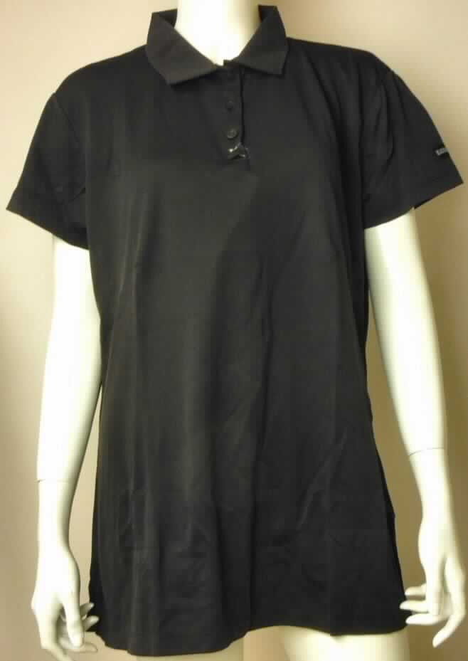 Hemdbluse, sog. Womens Performance Poloshirt Art. 92PP02, Größe XXL, Foto siehe Anlage, 
- aus ca. 0,6 mm dicken, einfarbigen Gewirken aus lt. Antrag 100 % Nylon (synthetische Chemiefasern); mit 
  durchschnittlich mehr als 10 Maschen je linearen Zentimeter in jeder Richtung,
- über die Taille reichend (Rückenlänge: ca. 72 cm),
- mit einem Umlegekragen,
- vorn mit einer kurzen Öffnung mit Knopfverschluss von rechts auf links (Frauenkleidung),
- mit kurzen Ärmeln,
- den Hemden für Männer entsprechend zugeschnitten,
- am unteren Rand durch Umschlagen und Festnähen gesäumt, mit ca. 5 cm hoch reichenden Seitenschlitzen. 

"Hemdbluse, aus Gewirken, für Frauen, aus Chemiefasern"
