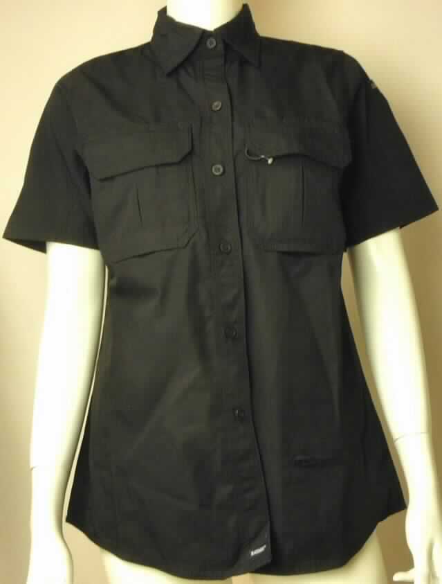 Jacke, sog. Womens Tactical Shirt SS, Art. 92TS02, Größe S, Foto siehe Anlage,
- aus ca. 0,3 mm dicken, einfarbigen Geweben aus laut Antrag 65 % Polyester (synthetische Chemiefasern) und 
  35 % Baumwolle,
- ungefüttert, 
- über den Schritt reichend (Rückenlänge: ca. 71 cm),
- mit einem Umlegekragen,
- vorn mit einer durchgehenden Öffnung mit Knopfverschluss von rechts über links (Frauenkleidung), 
- mit kurzen Ärmeln, 
- mit zwei aufgesetzten Brusttaschen mit Klettverschluss und Patte sowie mit einer eingesetzten Tasche mit 
  Reißverschluss unterhalb der Taille (damit keine Hemdbluse der Position 6206), 
- mit Schultersattel,
- am unteren Rand durch Umschlagen und Festnähen gesäumt,
- lässt nach Ausstattung und Material nicht erkennen, dass sie dazu bestimmt ist, zum Schutz bei der Ausübung
  einer beruflichen Tätigkeit getragen zu werden (somit keine Arbeits- und Berufskleidung).

"Jacke, aus Geweben, für Frauen, aus synthetischen Chemiefasern, keine Arbeits- und Berufskleidung"