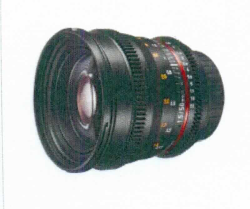 Objektive mit der Artikelbezeichnung: "walimex pro 50/1,5" (Artikelnummern: 20401, 20402, 20403, 20404, 20405, 20406, 20407, 20408, 20409, 20410), im Wesentlichen bestehend aus 9 vergüteten Linsen in 6 Gruppen in einem  Gehäuse aus Metall (Durchmesser: ca. 82 mm, max. Länge: 72,2 bis 101 mm) mit stufenloser Blendeneinstellung, leichtgängige Fokussierung, manueller Scharfstellung, mit einer Entfernungs- und Blendenskala und einer Brennweite von 50 mm. Die Objektive werden an Kameras angeschlossen und dienen insbesondere der Videografie.
1 Abbildung: siehe Anlage

Die Waren werden als "gefasstes optisches Element aus optisch bearbeitetem Glas, Objektiv, für Kameras, mit einer Brennweite von nicht weniger als 25 mm und nicht mehr als 150 mm, bestehend aus Linsen aus Glas, mit einem Durchmesser von nicht weniger als 60 mm und nicht mehr als 190 mm" eingereiht.