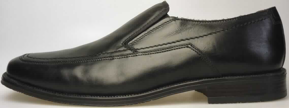 Freizeitschuhe (lt. Antrag: "Herren-Schuhe, Art. 816000", Foto siehe Anlage)
- mit Laufsohlen aus (lt. Antrag) Kunststoff; ohne Hauptsohle aus Holz, 
- mit Oberteil (geschlossenes Blatt) aus Leder,
- mit elastischen Spinnstoffeinsätzen an der Einschlupföffnung,
- ohne Schutz in der Vorderkappe, 
- nicht den Knöchel bedeckend, 
- mit einer Länge der Innensohle von mehr als 24 cm, 
- für Männer (u.a. weiter Schnitt),
- (lt. Antrag) kein Versand aus Macau

"Schuhe mit Laufsohlen aus Kunststoff und Oberteil aus Leder, 
 andere als in den Unterpositionen 6403 1200 00 bis 6403 9996 95 genannt"